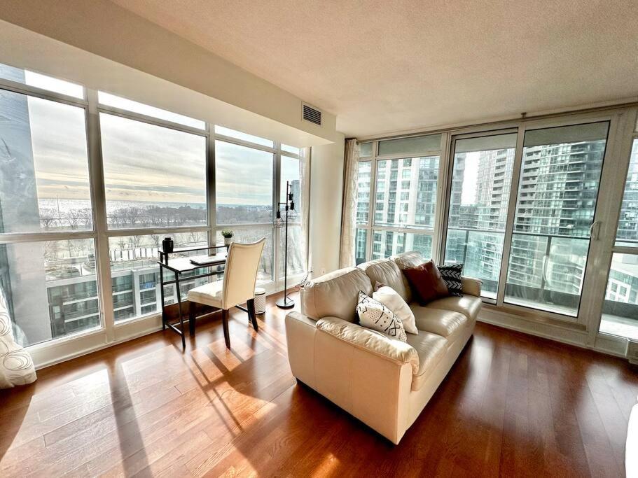 Lake View Apartment W/Parking! Toronto Extérieur photo