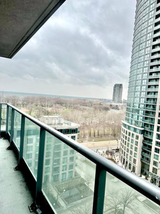 Lake View Apartment W/Parking! Toronto Extérieur photo