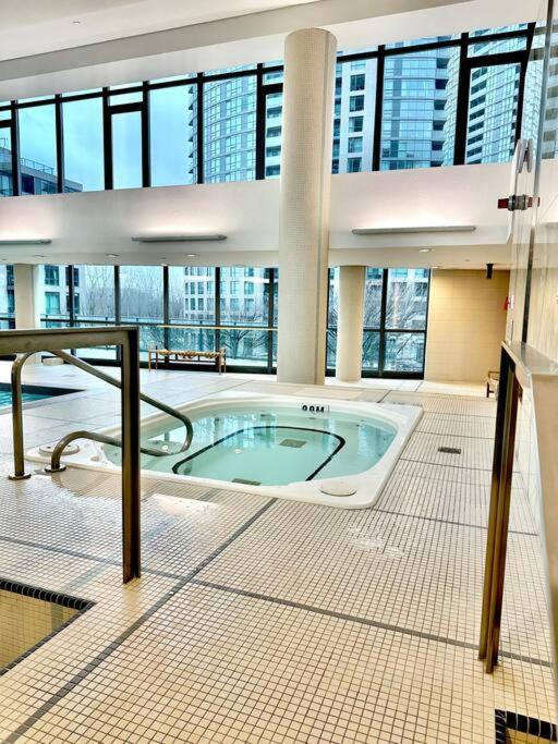 Lake View Apartment W/Parking! Toronto Extérieur photo