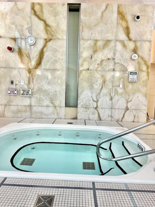 Lake View Apartment W/Parking! Toronto Extérieur photo